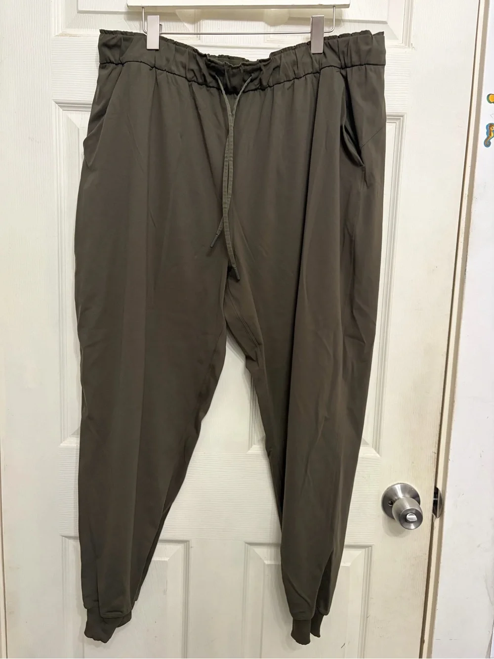 Lululemon green Olive Drawstring Jogger Pants women’s size 18